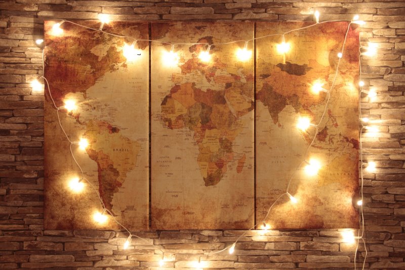 Lichterkette, die eine Weltkarte beleuchtet