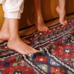 Teppich Test mit den Füßen