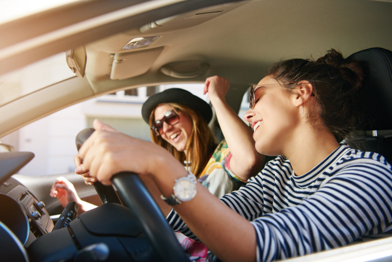 Zwei Frauen singen im Auto