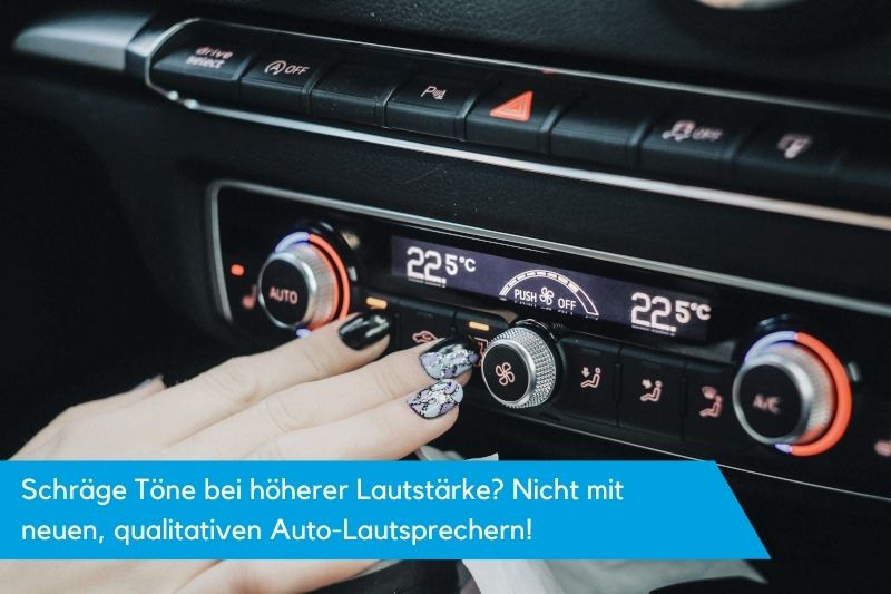 Frauenhand bedient Autoradio