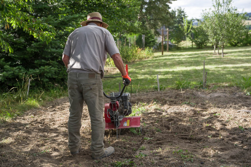 Die Gartenfräse während der Nutzung